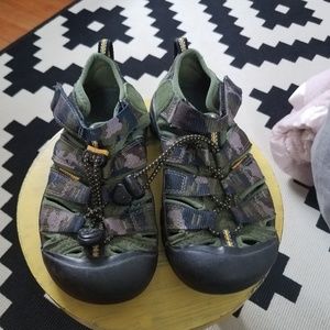 Boys camo Keens size 1